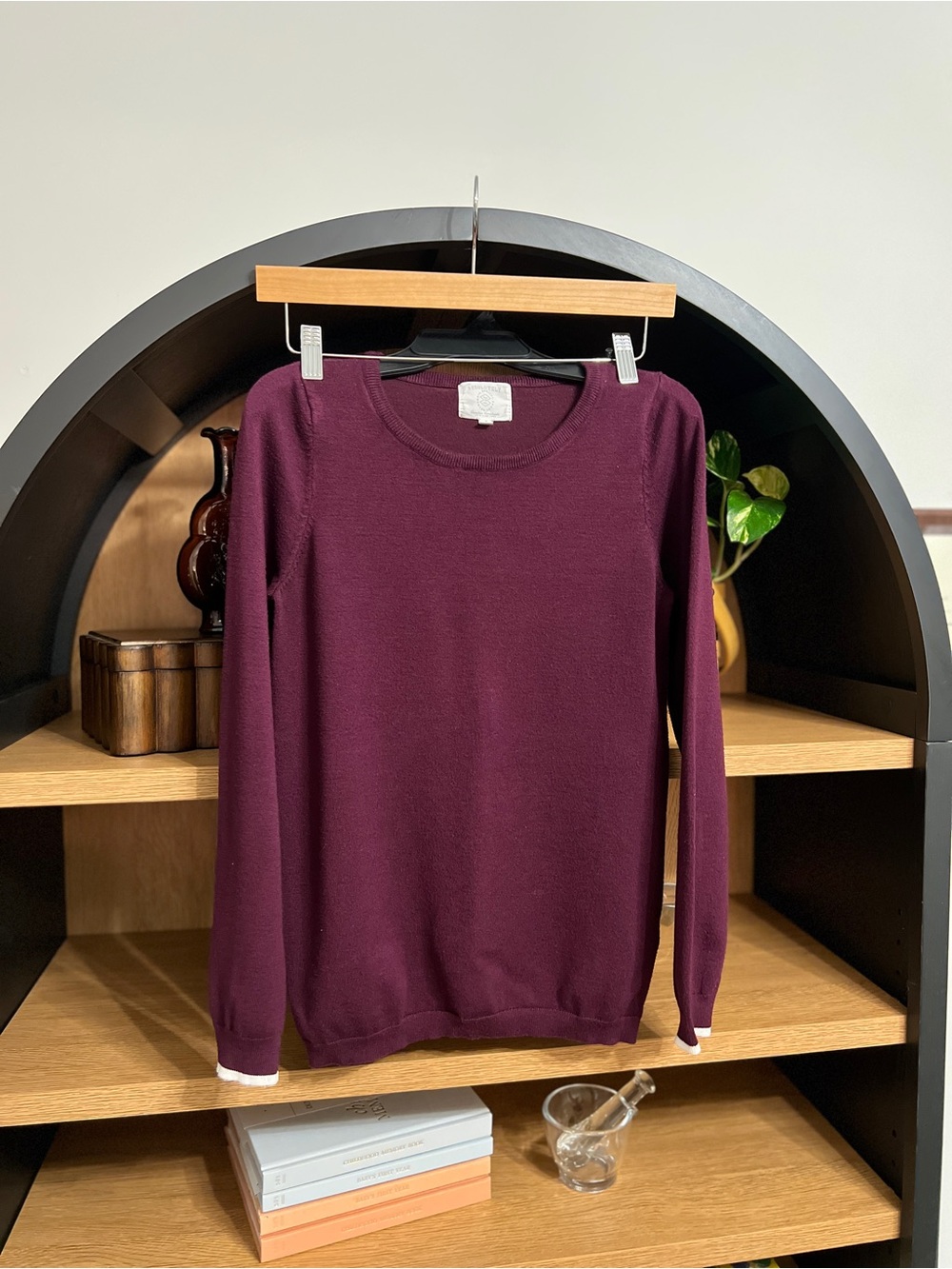 Absolutely Famous Women’s Small Burgundy Lightweight Knit Sweater Contrast Cuffs